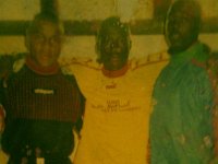 Aime Yopa-25  Photo communiquée et commentée par Aimé YOPA Avril 2011 - La sélection U15 du Cameroun au Mondial de Montaigu 2001 - Dans le vestiaire, de gauche à droite : Ulrich MUNZE, Fréjus TCHETGNA et Hypolyte NGANTCHEA